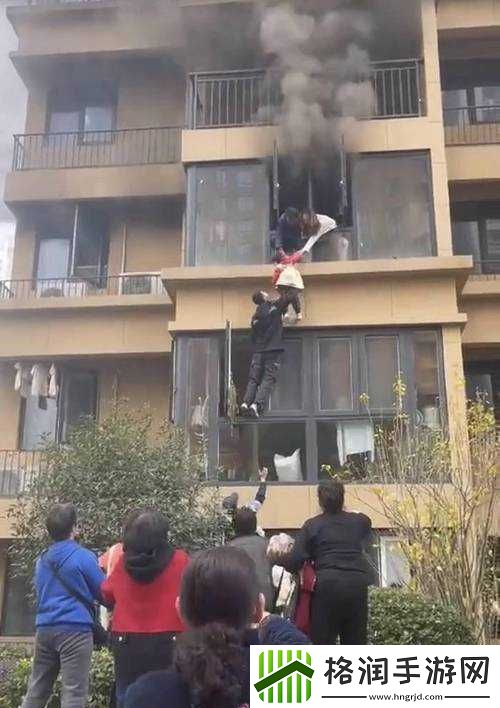 被压到落地玻璃窗前的紧急救援