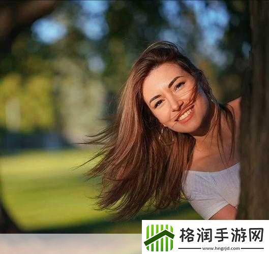 手游界跨界盛事！50岁香港嫩模惊艳海外