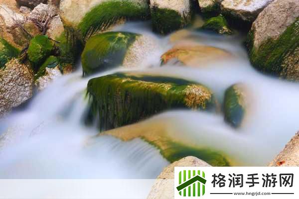 两峰夹小溪地湿又无泥诗