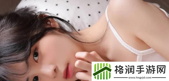 一前一后三个人一起骑自行车