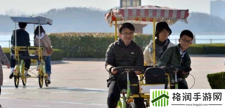 一前一后三人骑行