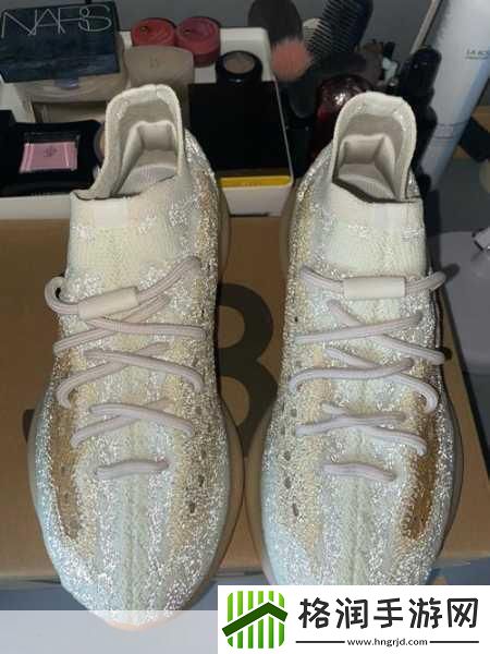 探索yeezy380蜜桃粉和白色