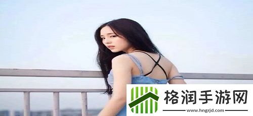 宝宝扶着水池乖乖让爸爸洗头