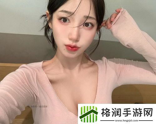 游泳馆里的两个教练孟月月尽职尽责