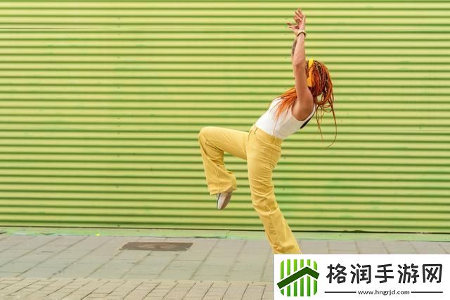 腿抬高手不闲友热议新风向科技健身另类解读