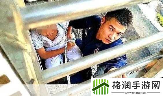 我和闺蜜在公交被八个人挤倒