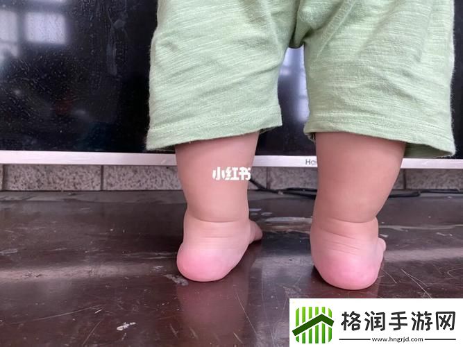 “潮流萌宝脚翘‘嗯’揭秘”