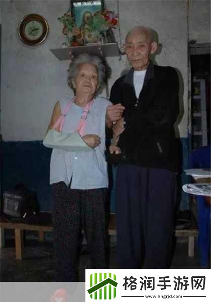 82岁老人找20多岁小伙子