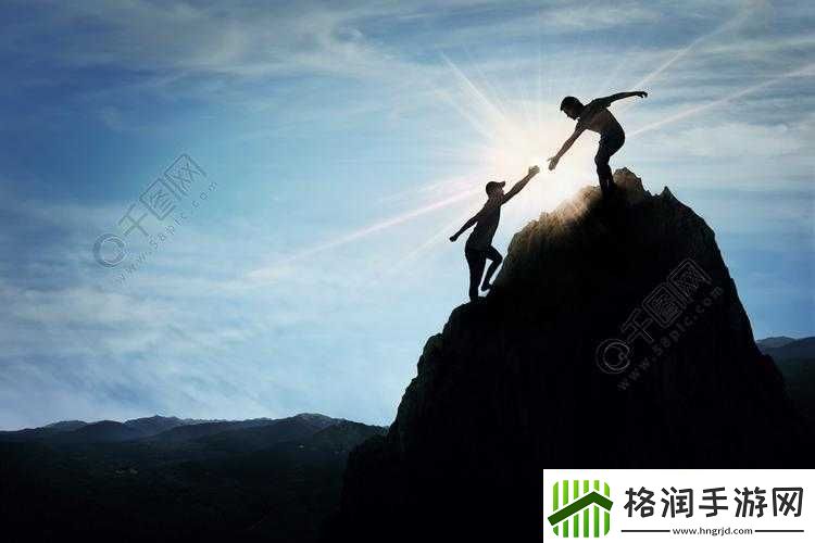 手握两座高耸的山