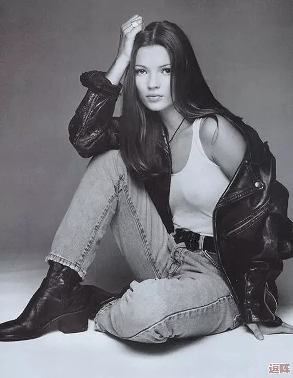 历史课代表穿蕾丝吊带背心