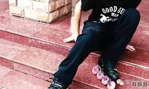 男生和女生拆拆很痛的轮滑鞋!某知名明星被曝光在街头上摔倒原因竟然是因为这双轮滑鞋设计不合理