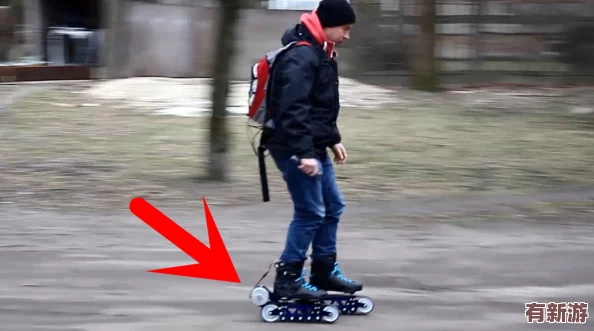 男生和女生拆拆很痛的轮滑鞋!某知名明星被曝光在街头上摔倒原因竟然是因为这双轮滑鞋设计不合理