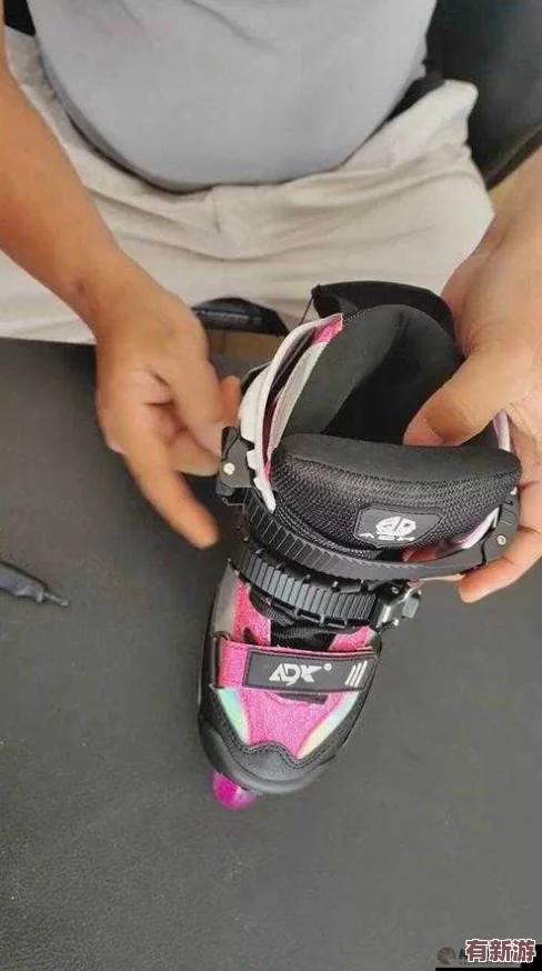 男生和女生拆拆很痛的轮滑鞋!某知名明星被曝光在街头上摔倒原因竟然是因为这双轮滑鞋设计不合理