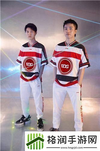 明凯与田野携手多位选手成李宁产品代言人