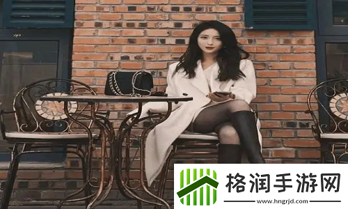 几个装修工人把我压在茶几