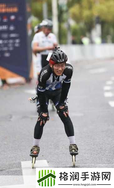 男生女生一起相嗟嗟嗟轮滑鞋