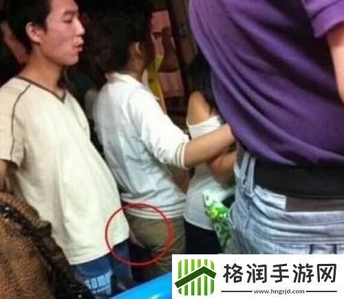 女子公交车上无耻挖阴行为引热议