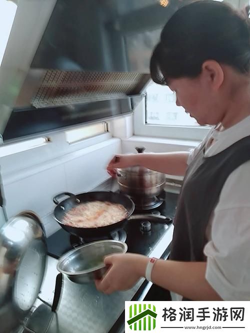 中午妈妈在厨房做饭