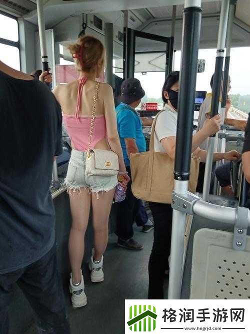 公交车上短裙女友挺进太深相关经历