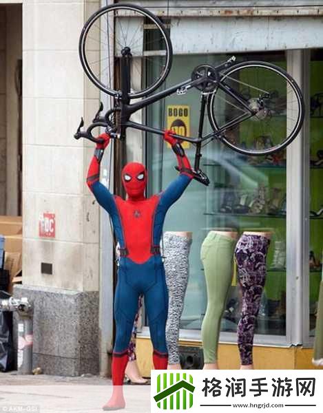 露骨蜘蛛侠亮相！返校季片场点燃手游激情