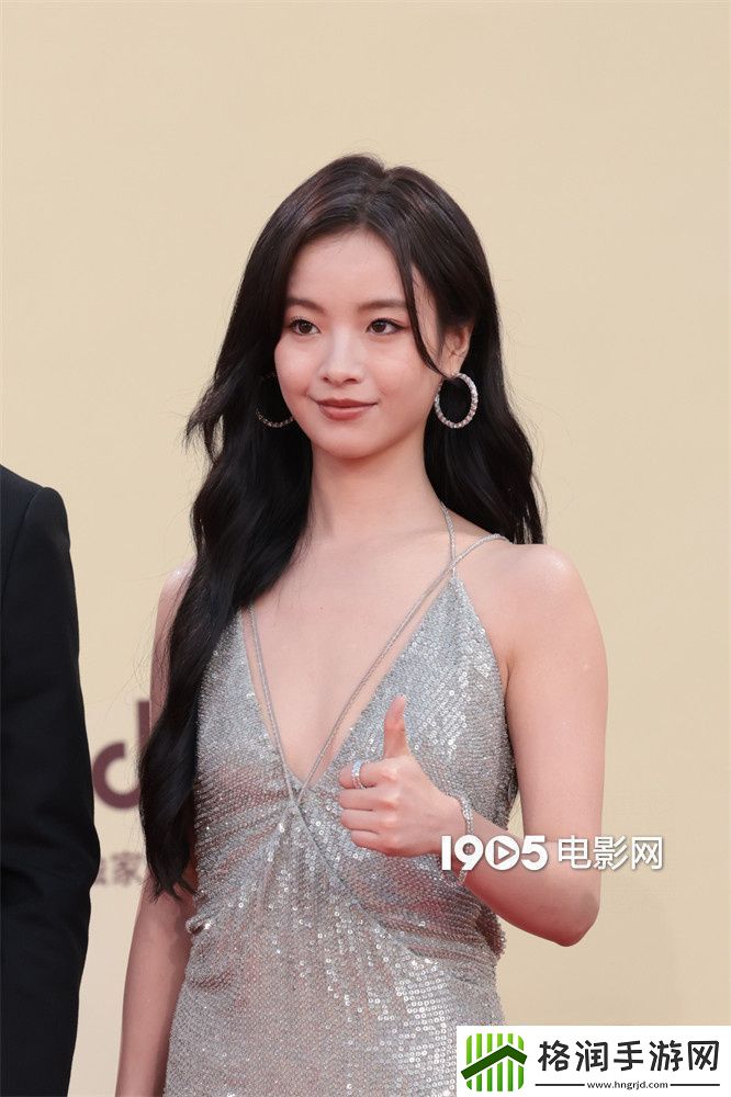 00后李庚希首获金鸡奖最佳女主角亮相红毯