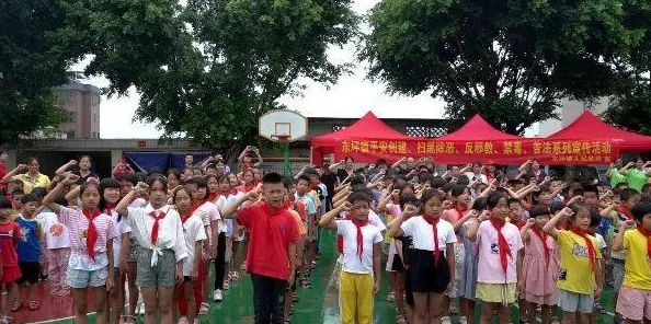 公交车上~嗯啊被陌生人许多网友对此表示愤怒认为公共场合应加强安全措施保护乘客的隐私和安全