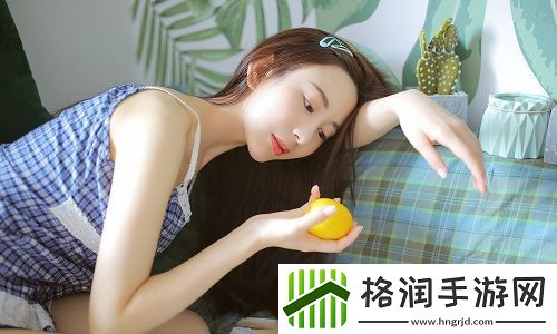 几个装修工人把我压在茶几