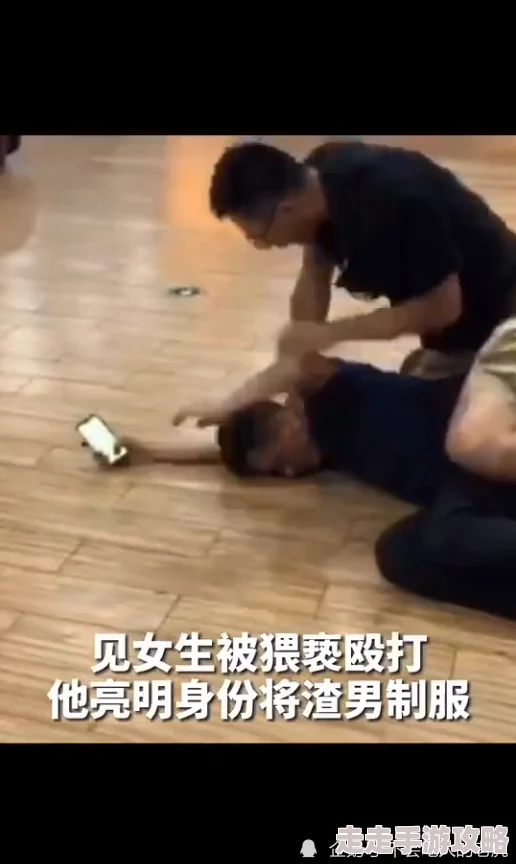 高冷女侠双乳被揉捏