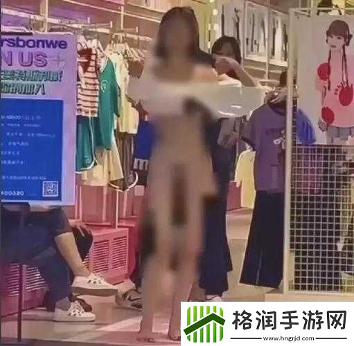 女人扒开双脚让男人捅了