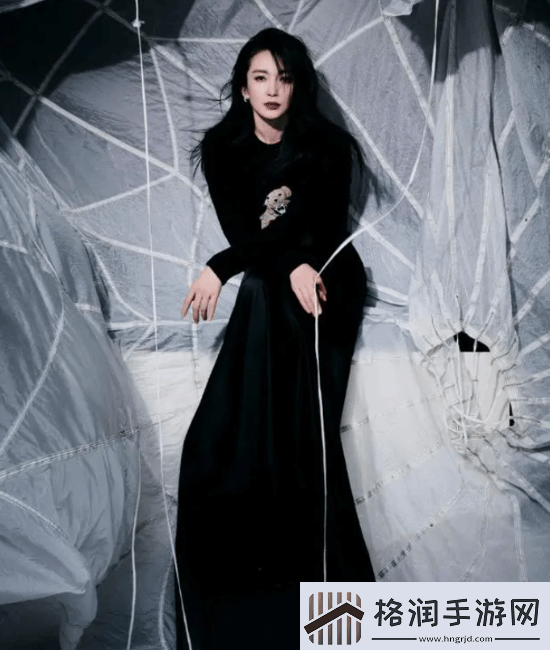 51岁李冰冰黑色紧身长裙出席活动气质优雅状态极佳