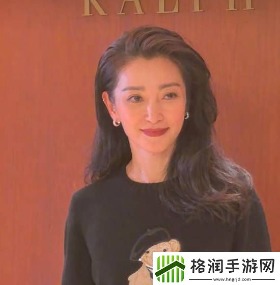 51岁李冰冰黑色紧身长裙出席活动