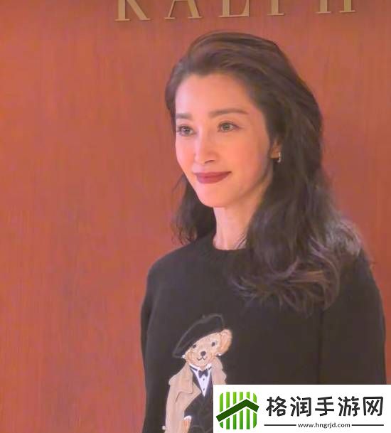 51岁李冰冰黑色紧身长裙出席活动气质优雅状态极佳