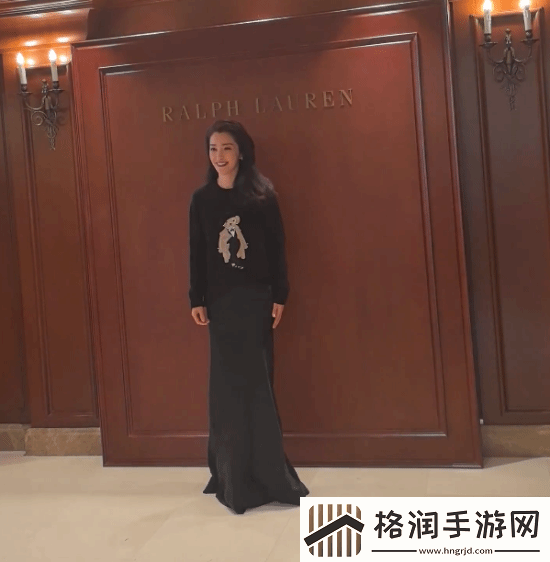 51岁李冰冰黑色紧身长裙出席活动