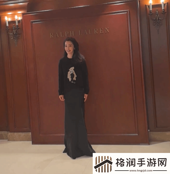 51岁李冰冰黑色紧身长裙出席活动气质优雅状态极佳