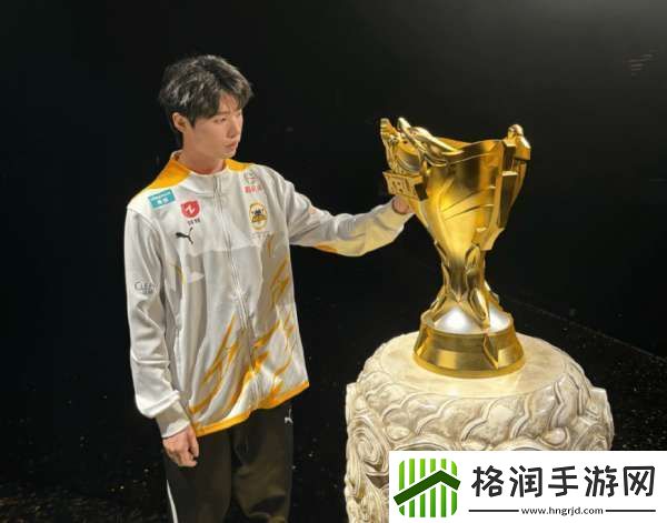 狼队发布与冠军奖杯合照