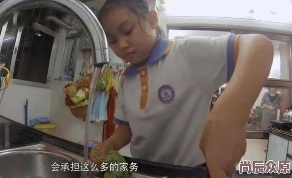 厨房掀起馊子裙子挺进去