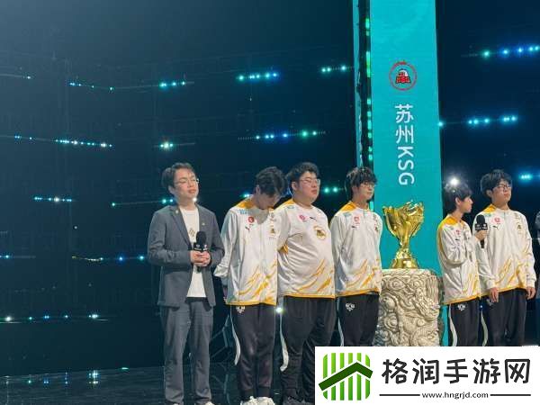 狼队发布与冠军奖杯合照