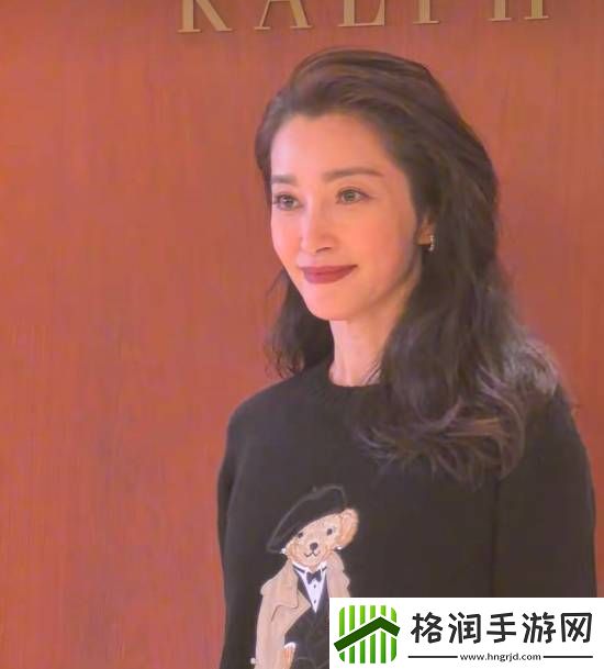 51岁李冰冰黑色紧身长裙出席活动