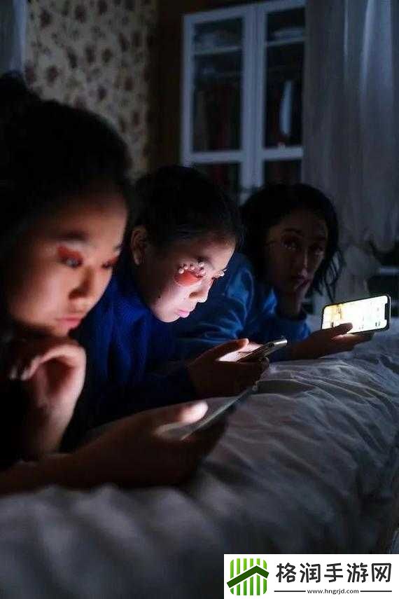 十二岁女孩晚上偷偷玩手机不睡觉
