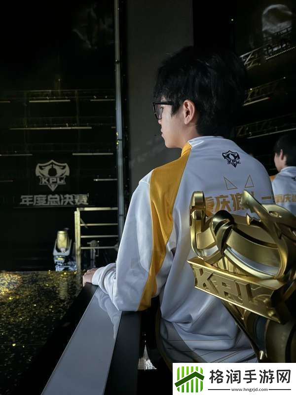 狼队发布与冠军奖杯合照