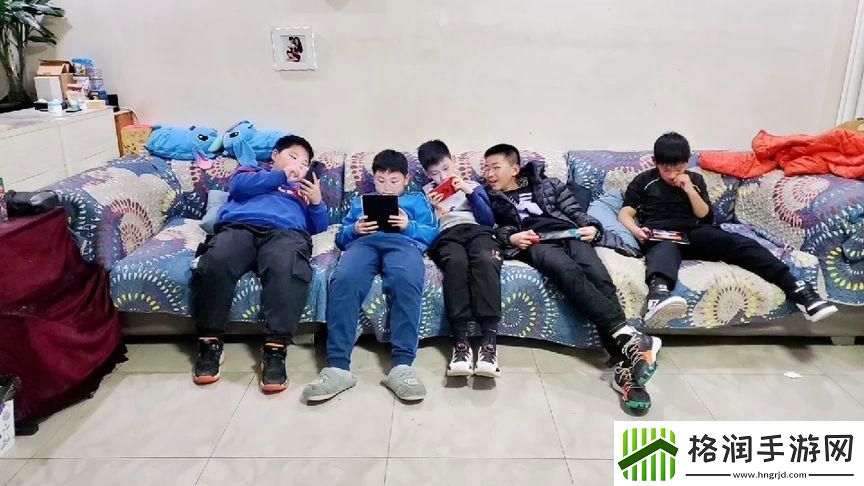 “超猛男生”突袭同学宅