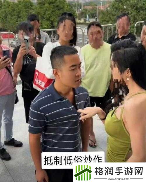 女流氓竟当众舔男生坤坤