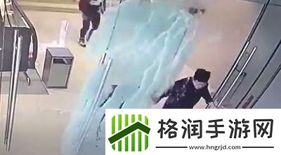 9分51秒头撞玻璃