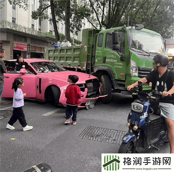 劳斯莱斯被撞女车主善举