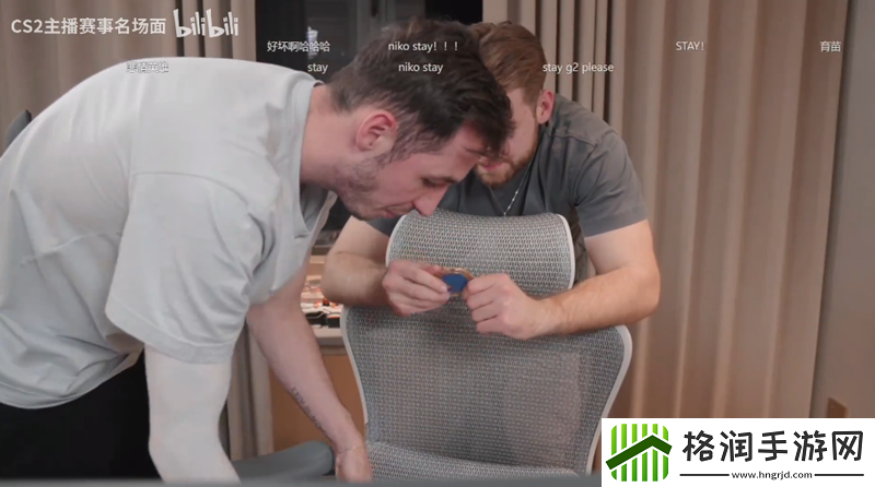 kennyS给NiKo展示Major奖牌