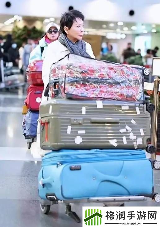 74岁刘晓庆现身机场