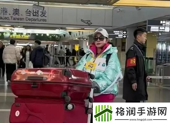 74岁刘晓庆现身机场