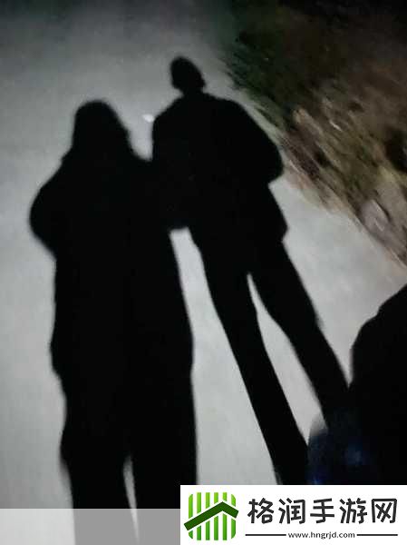 他把手探进我的衣服下摆