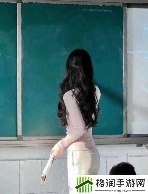 美女老师与学生一同趣味拔萝卜的欢乐时光