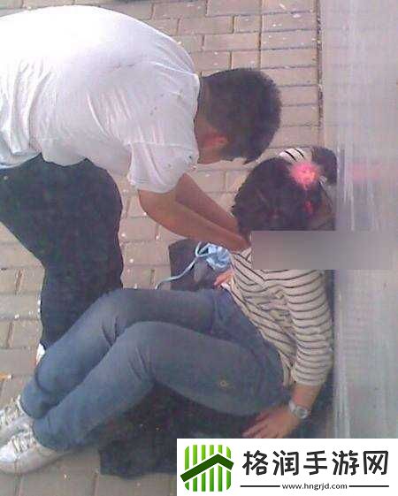 吃奶呻吟伴随打开双腿的激情**场景描述